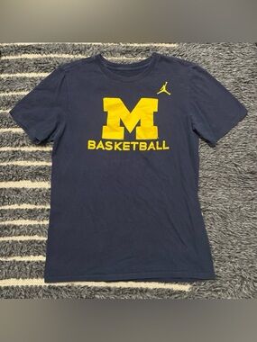 Nike Jordan Michigan Wolverines Basketball Men's Small Logo T-Shirt Navy Blue